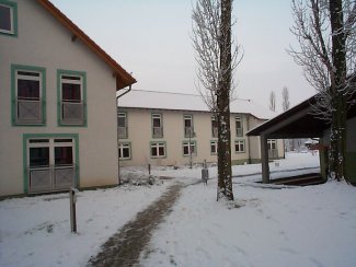 Das neue Bettenhaus von vorne.  Hier könnte ein kleiner Park mit Ententeich und seltenen Fröschen entstehen.