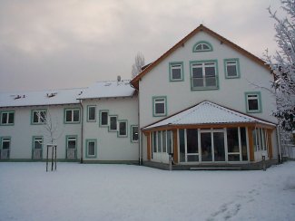 Die Rückfront des Bettenhauses.  Hier könnte einmal die Aussenanlage des Saunabereiches entstehen.   Natürlich mit Sichtblende, damit die Saunagäste von den entsetzten Blicken der Wallfahrer geschützt sind.